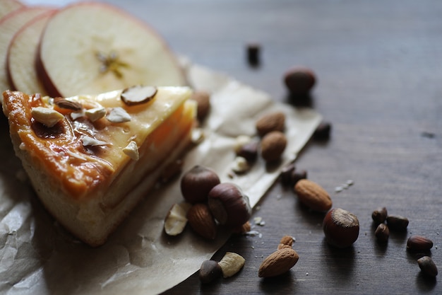 Deliciosa tarta de pastelería fresca con canela y fruta.