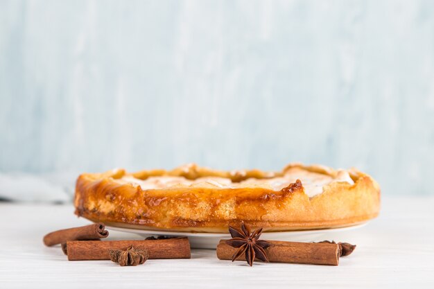 Deliciosa tarta de pera, repostería casera con canela, postre dulce para el desayuno. Copie el espacio.