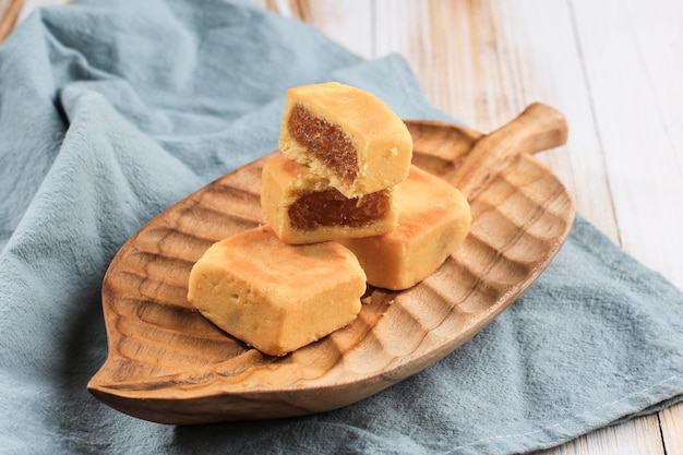 Deliciosa tarta de piña de Taiwán, corteza de pastel derretida con mermelada de piña en el interior, generalmente viene con forma cuadrada o rectangular