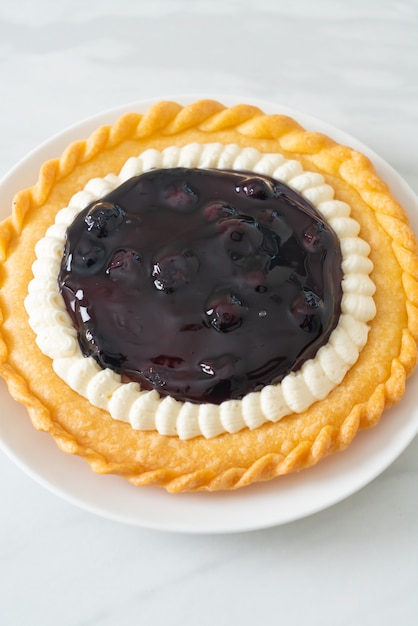 Deliciosa tarta de queso con arándanos en la placa blanca.