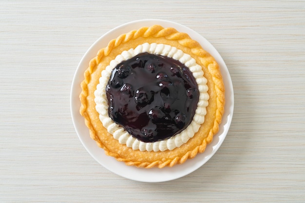 Deliciosa tarta de queso con arándanos en la placa blanca.