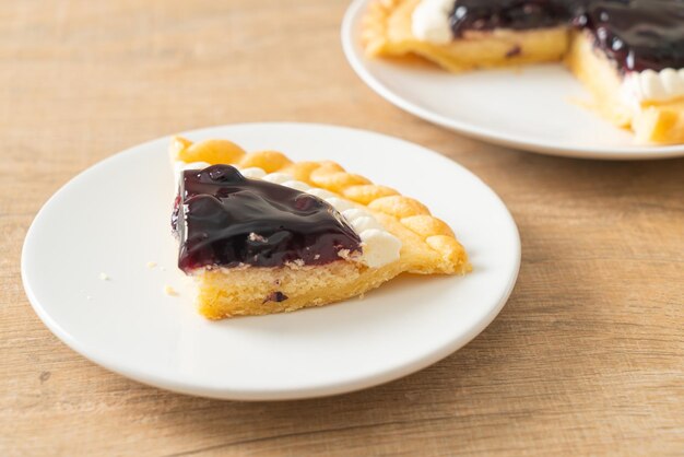 Deliciosa tarta de queso con arándanos en la placa blanca.