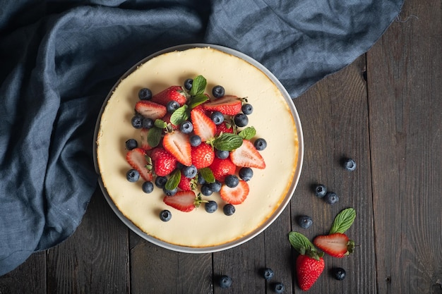 Deliciosa tarta de queso casera con bayas frescas fresa arándano para el cumpleaños de una niña