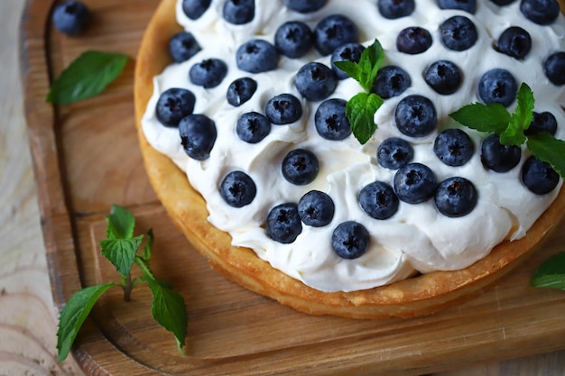 Deliciosa tarta con queso crema y arándanos