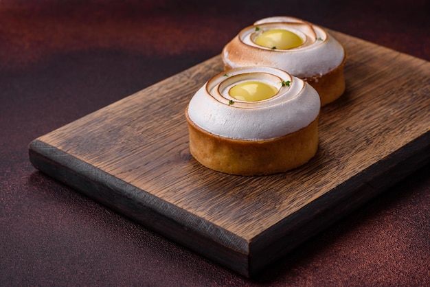 Deliciosa tarta con relleno de cítricos y crema de nueces