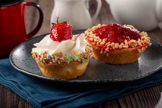 Deliciosa tartaleta de fresas en la mesa