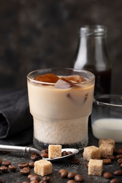 Foto deliciosa taza de café de alto ángulo con hielo