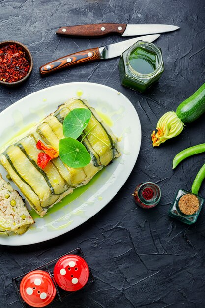 Deliciosa terrina casera de carne de pollo y calabacín.Cocina francesa.