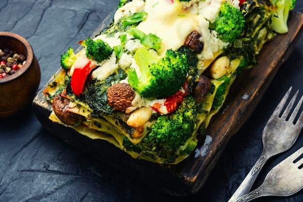 Deliciosa terrina de lasaña, brócoli, setas y pimientos. Comida festiva.