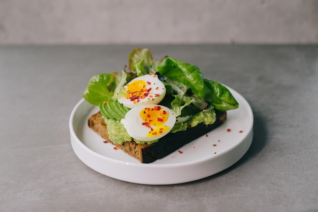 Deliciosa torrada com abacate e ovo cozido Conceito de comida deliciosa