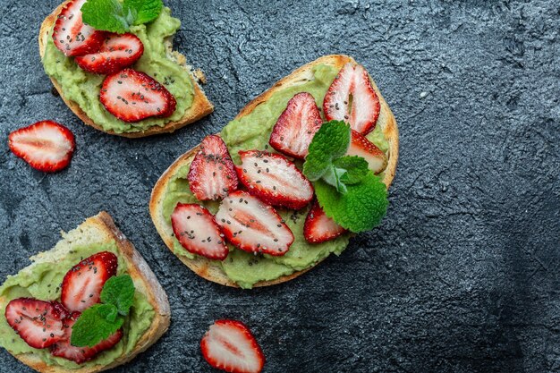 Deliciosa torrada com abacate, morango e sementes de chia