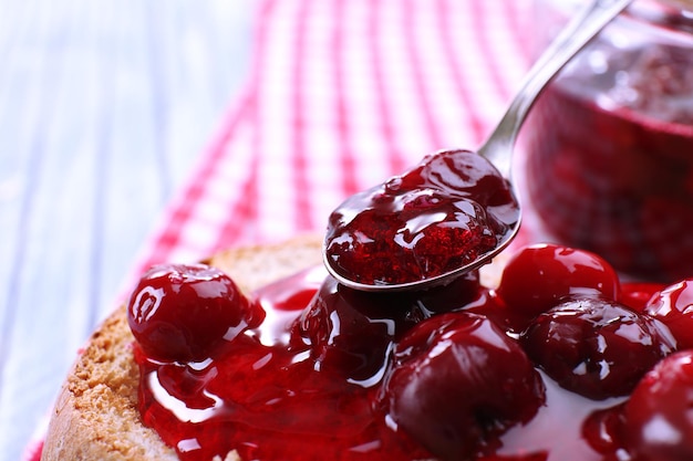 Deliciosa torrada com geléia na mesa closeup