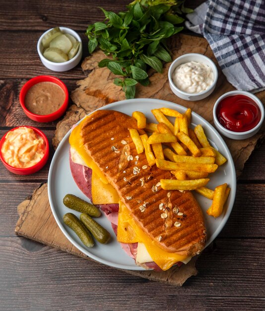 Deliciosa torrada de sanduíche quente Sanduíche com torrada mista queijo cheddar e salame