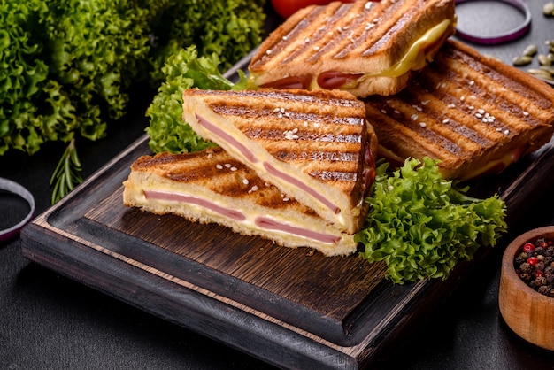 Deliciosa torrada fresca grelhada com queijo e fiambre. sanduíches, lanche rápido