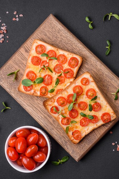 Deliciosa torrada fresca ou bruschetta com tomate queijo ervas sal e especiarias