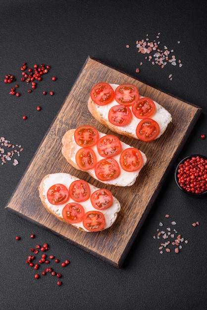 Deliciosa torrada grelhada crocante com queijo e tomate cereja