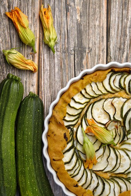 Deliciosa torta caseira de quiche de abobrinha e queijo