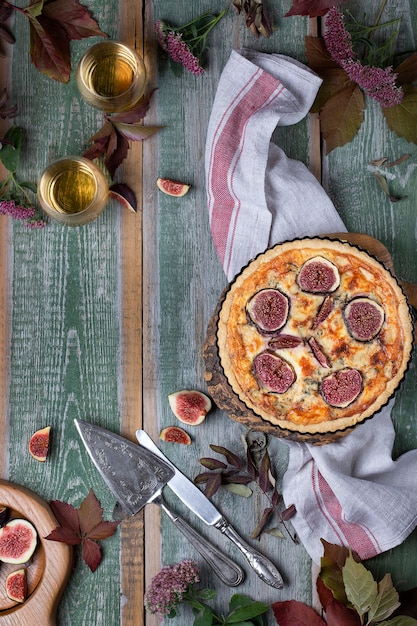 Deliciosa torta com figos frescos e queijo