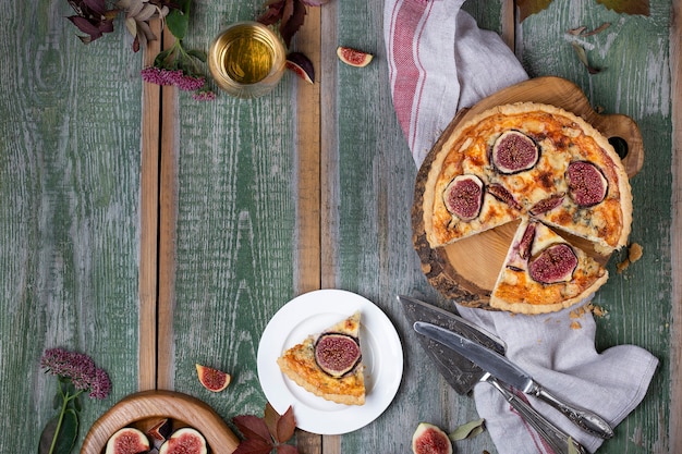 Deliciosa torta com figos frescos e queijo