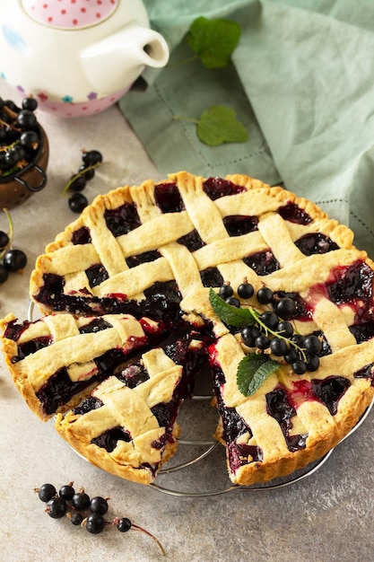 Deliciosa torta de frutas vermelhas com groselha torta doce com groselha fresca