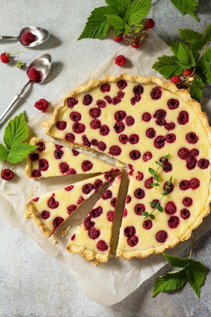 Deliciosa torta de frutas vermelhas Torta doce de framboesa com frutas frescas e framboesa Copie o espaço