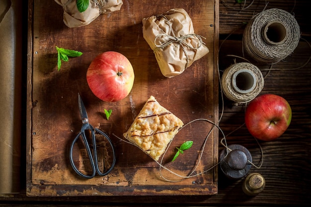 Deliciosa torta de maçã embalada em papel cinza