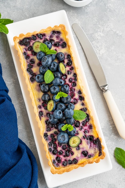 Deliciosa torta de mirtilo de sobremesa com frutas frescas e creme Copiar vista superior do espaço