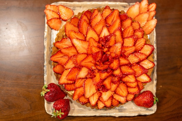 Deliciosa torta de morango caseira Sem cheesecake de morango assado com frutas frescas de verão