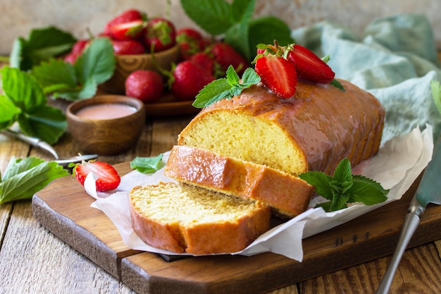 Deliciosa torta de morango de sobremesa de verão com cobertura de açúcar de morango doce bolo de aniversário de morango