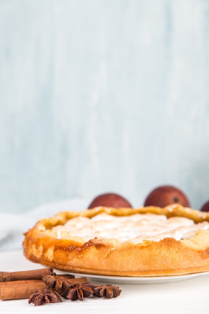 Deliciosa torta de pêra, pastelaria caseira com canela, sobremesa doce no café da manhã. Copie o espaço.