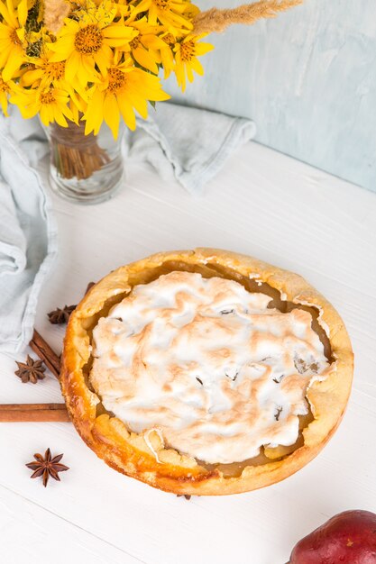 Deliciosa torta de pêra, pastelaria caseira com flores de canela e doce sobremesa no café da manhã. Copie o espaço.