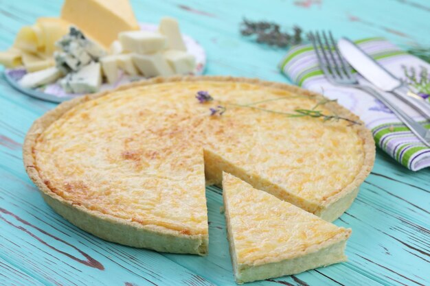 Deliciosa torta de quiche com quatro enchimentos de queijo