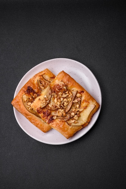 Deliciosa torta doce fresca ou pizza com mel de queijo brie de pêra e nozes