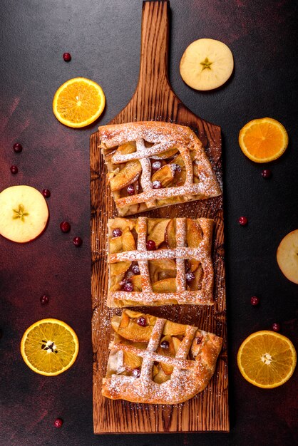 Deliciosa torta fresca assada com maçã, peras e frutas. Doces frescos para um delicioso café da manhã