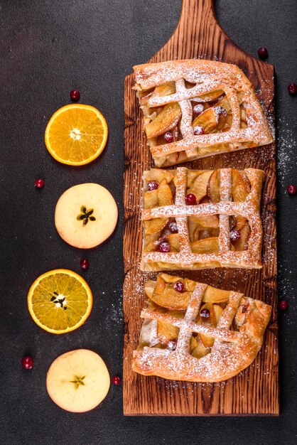 Deliciosa torta fresca assada com maçã, peras e frutas. doces frescos para um delicioso café da manhã