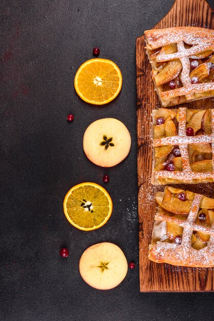 Deliciosa torta fresca assada com maçã, peras e frutas. Doces frescos para um delicioso café da manhã