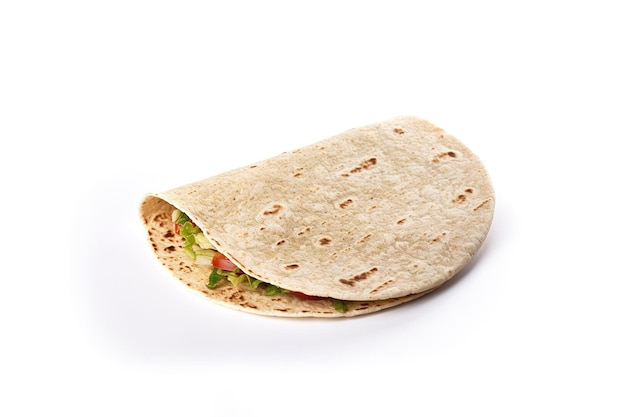 Deliciosa tortilla con carne y verduras aislado sobre fondo blanco.