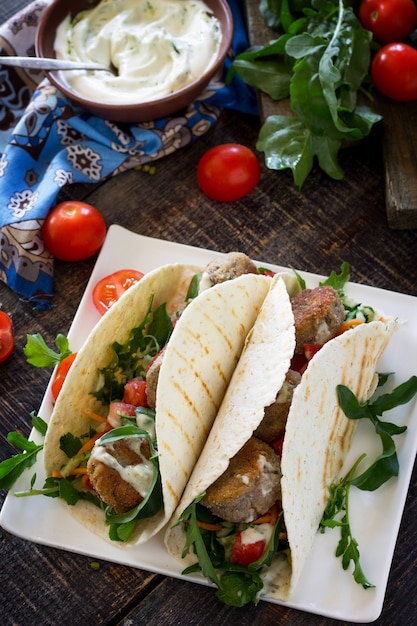 Deliciosa tortilla casera fresca con falafel y ensalada fresca Tacos veganos