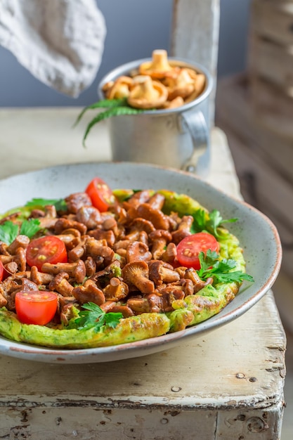 Deliciosa tortilla con champiñones tomates cherry y perejil