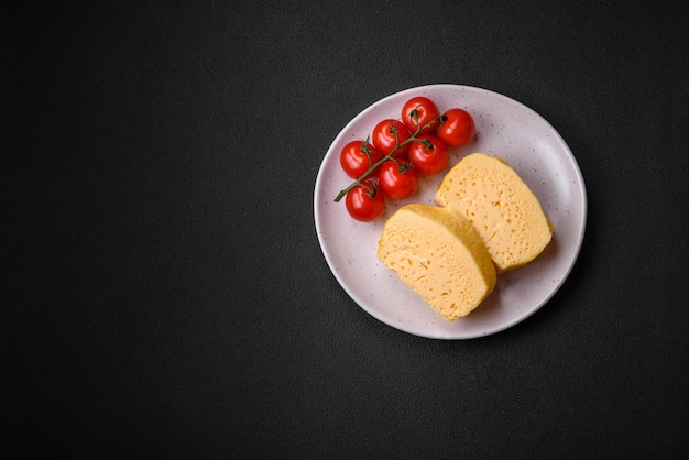 Deliciosa tortilla con especias de leche y hierbas cortadas en trozos grandes