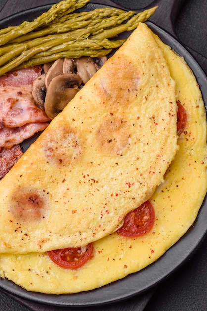 Deliciosa tortilla fresca con tomates cherry, tocino, espárragos y especias.