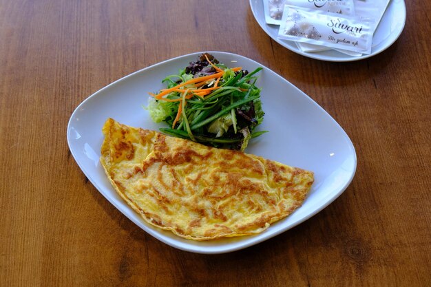 Deliciosa tortilla y plato de desayuno en la mesa