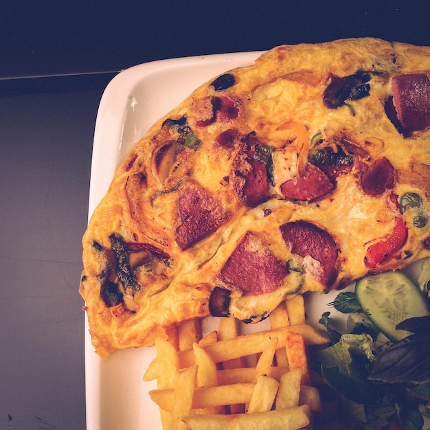 Deliciosa tortilla y plato de desayuno en la mesa