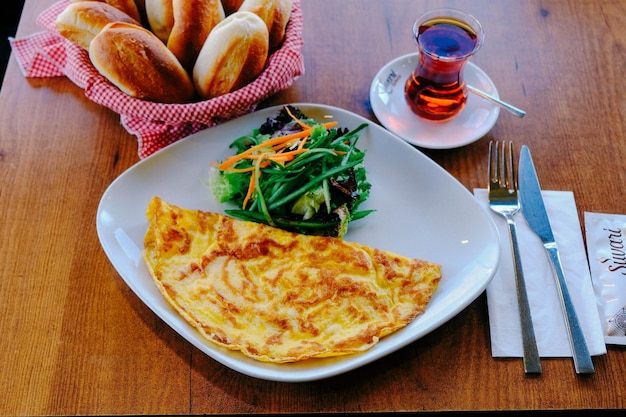 Deliciosa tortilla y plato de desayuno en la mesa.