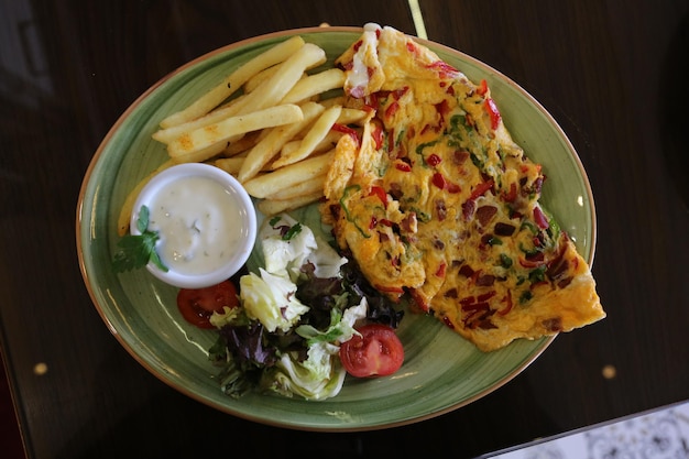 Deliciosa tortilla y plato de desayuno en la mesa.