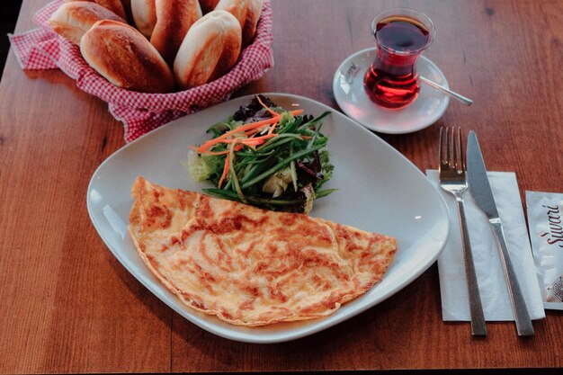 Deliciosa tortilla y plato de desayuno en la mesa.