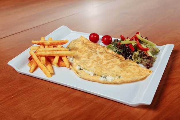 Deliciosa tortilla y plato de desayuno en la mesa.