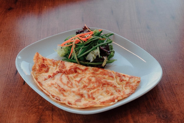 Deliciosa tortilla y plato de desayuno en la mesa.