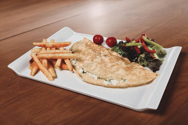 Deliciosa tortilla y plato de desayuno en la mesa.