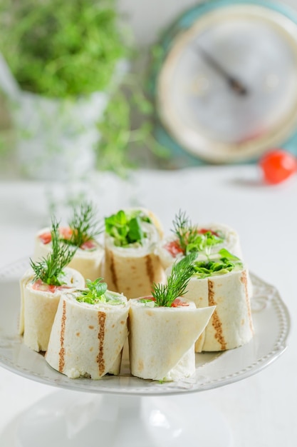 Deliciosa tortilla con queso salmón y verduras para un brunch